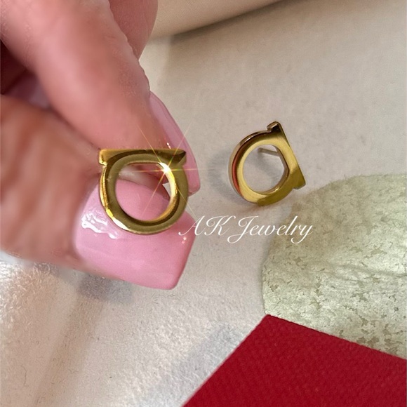 πEARRINGS Gold Plated Stud Pierced Letter Pendant, Medallion - Picture 3 of 5